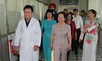 La vice-présidente remet des cadeaux aux enfants malades à Danang